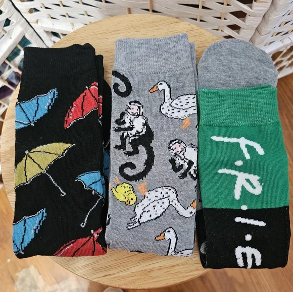 6 Pairs New "Friends" Crew Socks - Picture 2 of 3